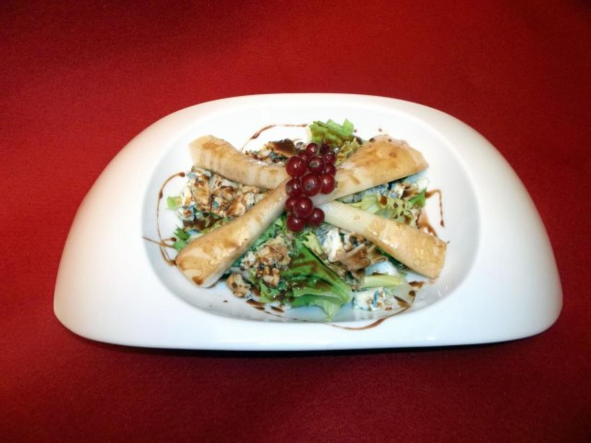 Helene auf dem grasigen Holzweg - Salat mit Birne und Schokoladendressing - Rezept