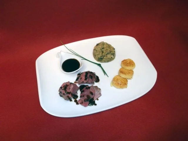 Rezept: Rehrücken an Wirsingpüree mit römischen Gnocchi und einer wilden Schokosoße Rehrücken an Wirsingpüree mit römischen Gnocchi und einer wilden Schokosoße - Rezept