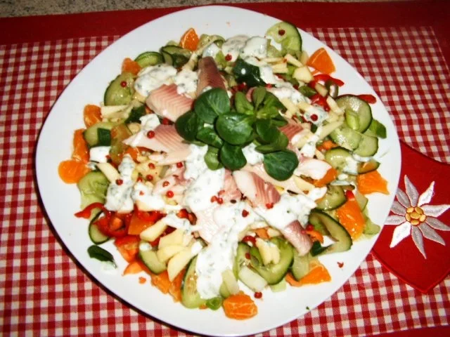 Staudenselleriesalat mit Forellenfilet - Rezept