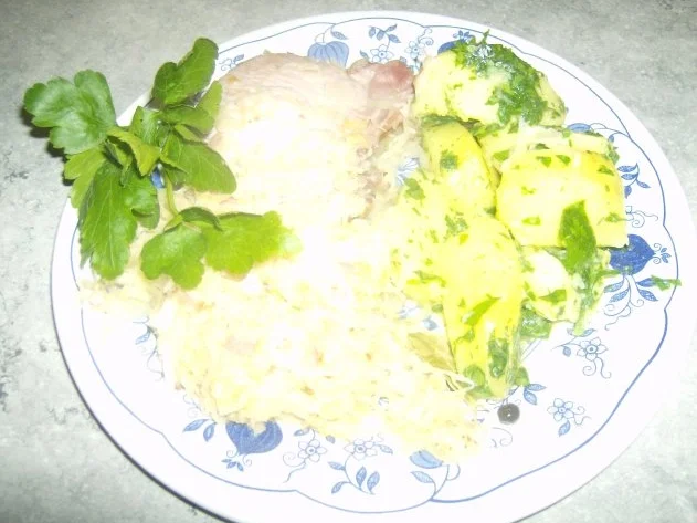 Zwiebel Speck Sauerkraut mit Kasseler und Petersilienkartoffeln - Rezept