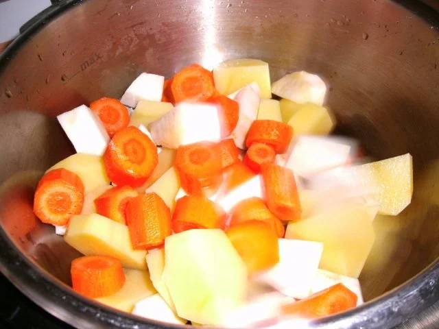 Leberkäsegeschnetzeltes mit Kartoffel Möhren Sellerie Stampf - Rezept - Bild Nr. 3