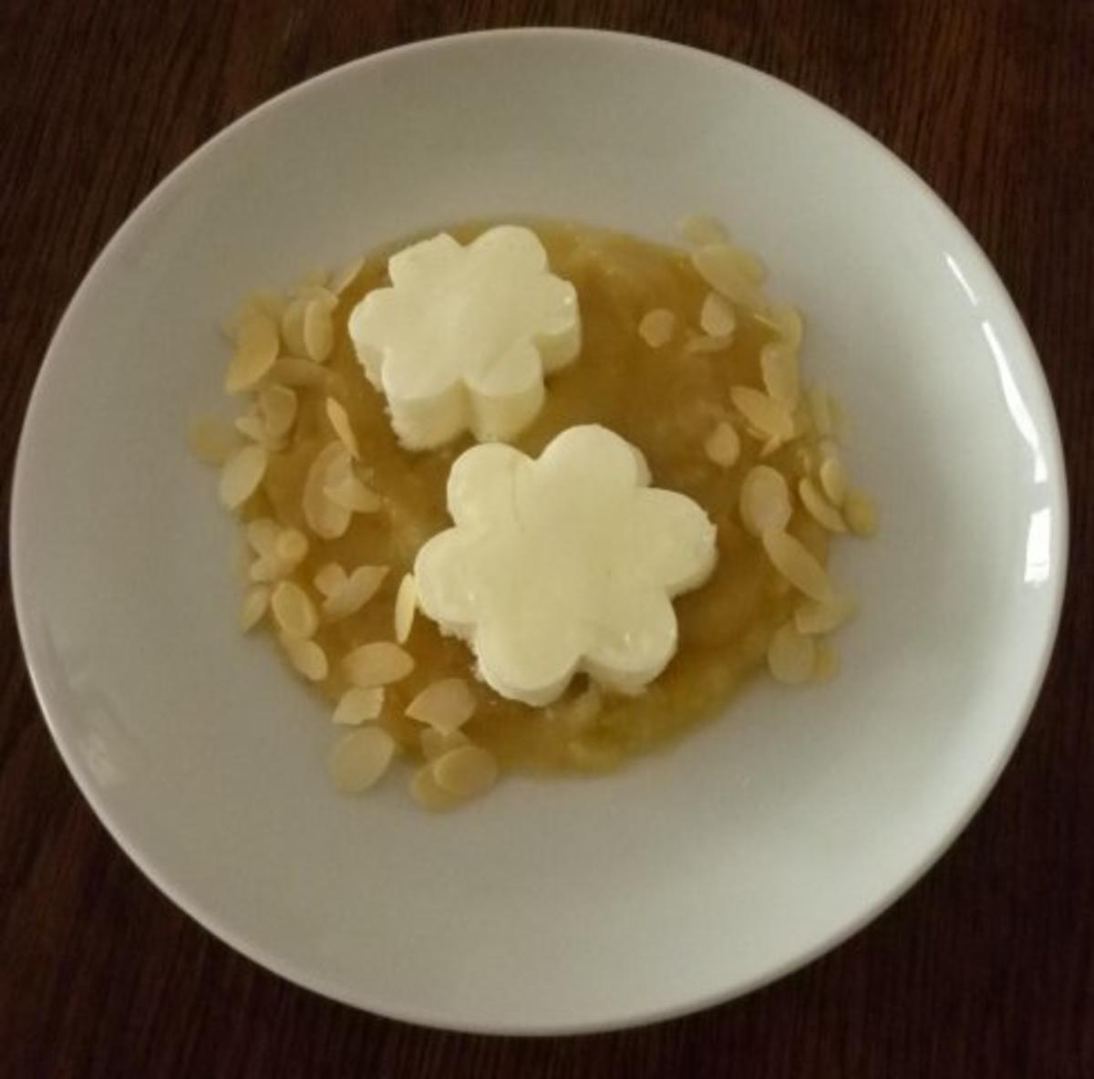 Joghurt-Blümchen mit Apfelkompott - Rezept
