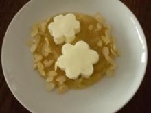 Joghurt-Blümchen mit Apfelkompott - Rezept