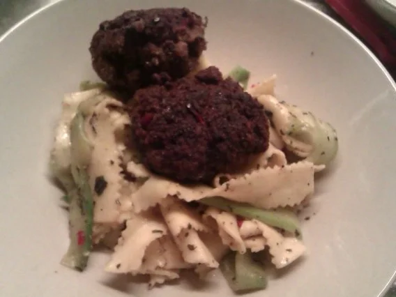 Rezept: Thai Frikadellen auf Nudeln mit Gurkenstreifen und Sesamöl Thai Frikadellen auf Nudeln mit Gurkenstreifen und Sesamöl - Rezept