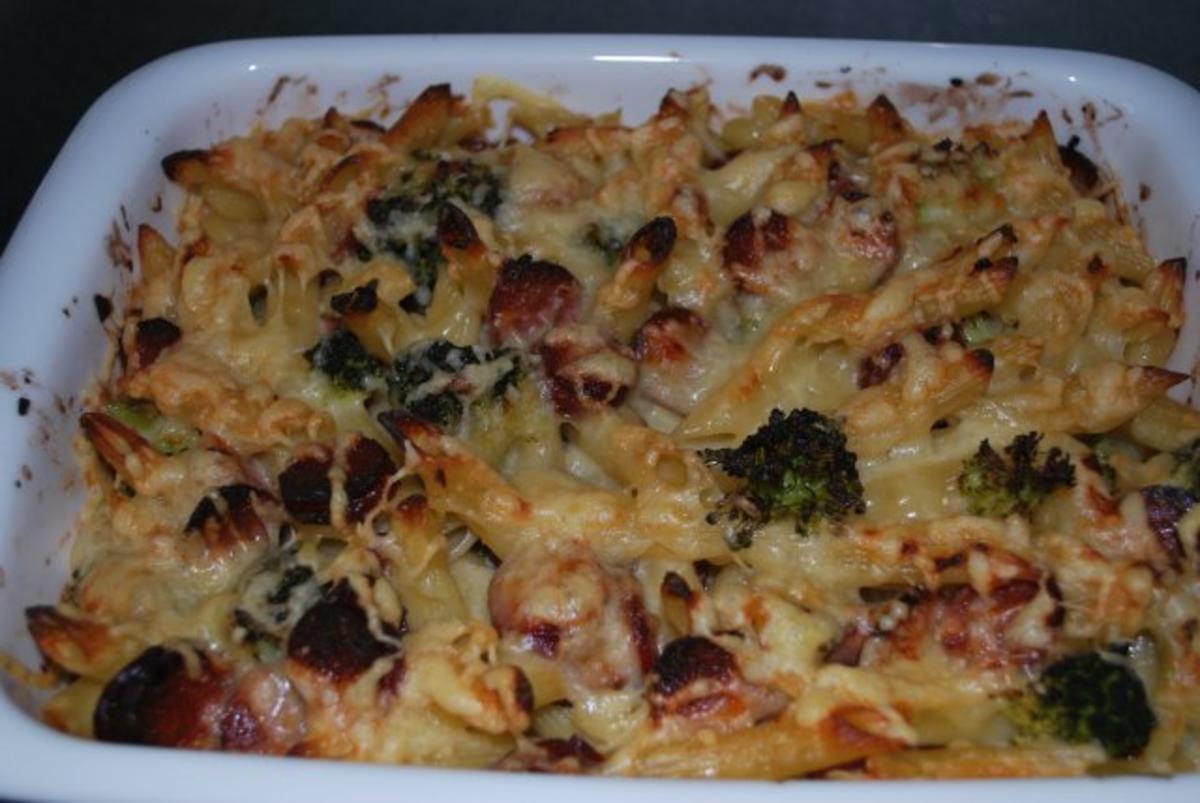 Deftiger Nudelauflauf mit Cabanossi und Broccoli in Parmesansauce ...