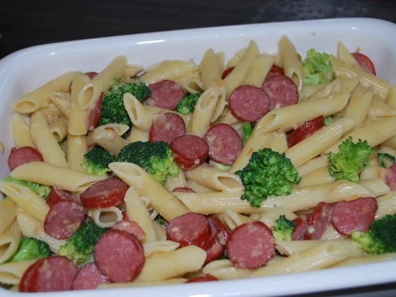 Rezept: Deftiger Nudelauflauf mit Cabanossi und Broccoli in Parmesansauce Bild Nr. 2 Deftiger Nudelauflauf mit Cabanossi und Broccoli in Parmesansauce - Rezept - Bild Nr. 2