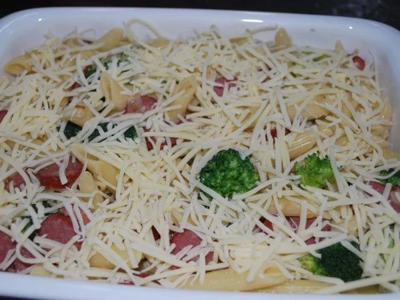 Rezept: Deftiger Nudelauflauf mit Cabanossi und Broccoli in Parmesansauce Bild Nr. 3 Deftiger Nudelauflauf mit Cabanossi und Broccoli in Parmesansauce - Rezept - Bild Nr. 3