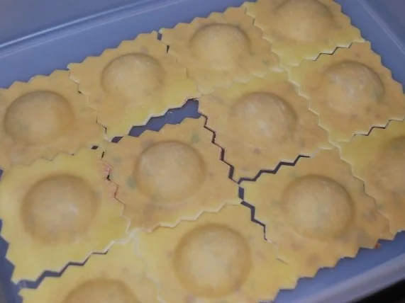 Ravioli „Pesto Rosso“ auf Parmesanschaum - Rezept - Bild Nr. 4