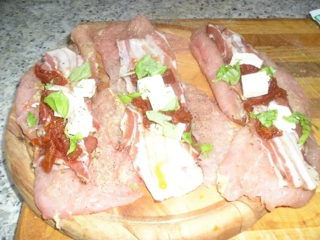 Rezept: Mediterrane Putenröllchen in pikanter Paprika-Tomatensoße Bild Nr. 3 Mediterrane Putenröllchen in pikanter Paprika-Tomatensoße - Rezept - Bild Nr. 3