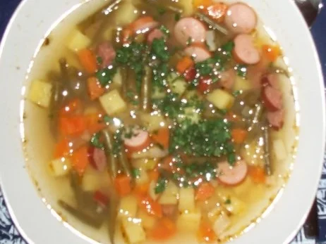 Rezept: Eintopf mit Kartoffeln, Bohnen und zweierlei Würstchen Eintopf mit Kartoffeln, Bohnen und zweierlei Würstchen - Rezept