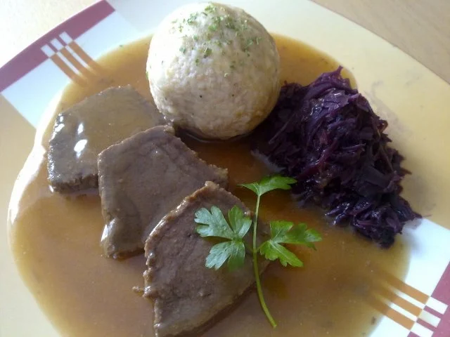 Rezept: Sauerbraten mit Semmelknödel Sauerbraten mit Semmelknödel - Rezept