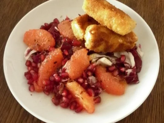 Radicchio-Salat mit Grapefruit und panierten Fetastäbchen - Rezept