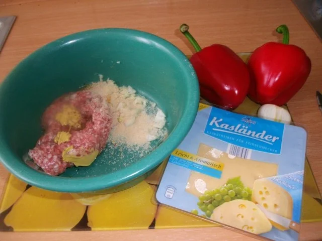 Rezept: gefüllte Paprikaschoten im Backofen gegart und mit Käse überbacken Bild Nr. 2 gefüllte Paprikaschoten im Backofen gegart und mit Käse überbacken - Rezept - Bild Nr. 2