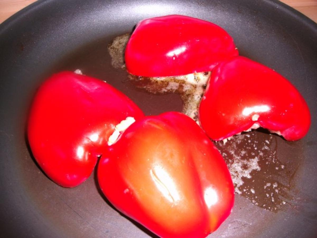 Gefüllte Paprikaschoten im Backofen gegart und mit Käse überbacken ...