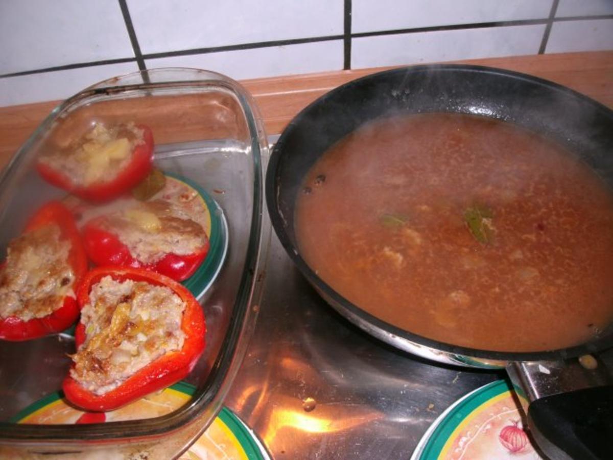 gefüllte Paprikaschoten im Backofen gegart und mit Käse überbacken ...