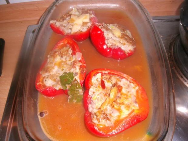 gefüllte Paprikaschoten im Backofen gegart und mit Käse überbacken ...