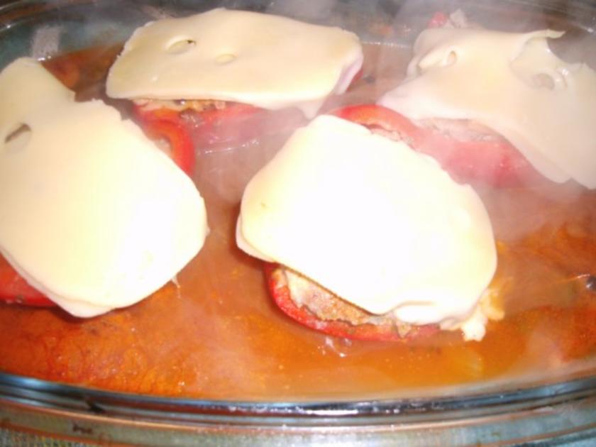 Gefüllte Paprikaschoten im Backofen gegart und mit Käse überbacken ...