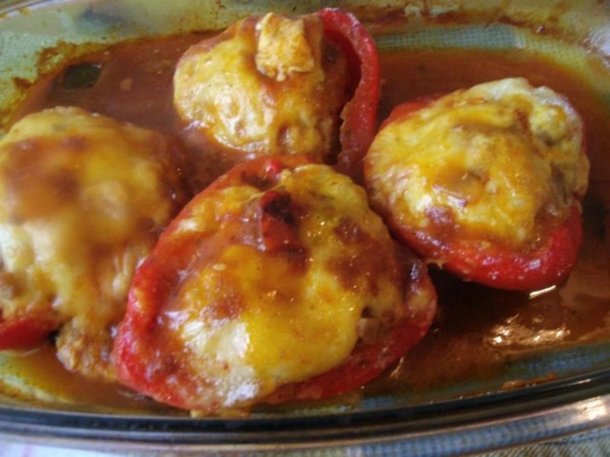 Gefüllte Paprikaschoten im Backofen gegart und mit Käse überbacken ...