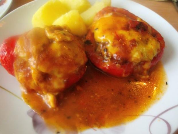 gefüllte Paprikaschoten im Backofen gegart und mit Käse überbacken ...