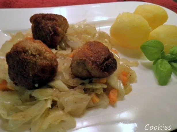 Hackbällchen mit Spitzkohl - Rezept