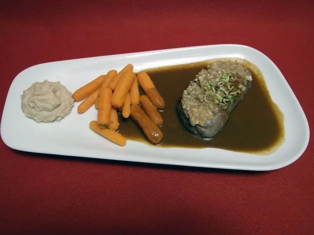 Rinderfilet in Wacholder-Nuss-Kruste mit Schokobiersoße an Maronenpüree - Rezept