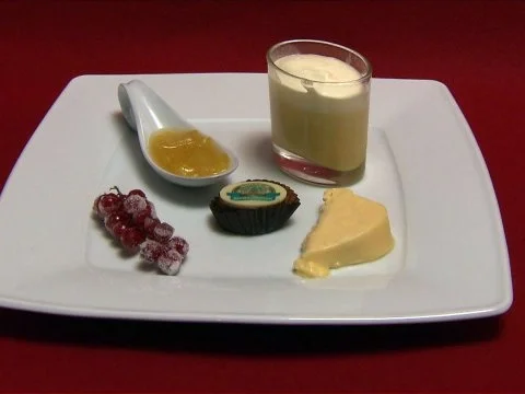 Rezept: Duett vom Bockbierparfait und Biercreme mit Apfel-Ingwer-Soße Duett vom Bockbierparfait und Biercreme mit Apfel-Ingwer-Soße - Rezept