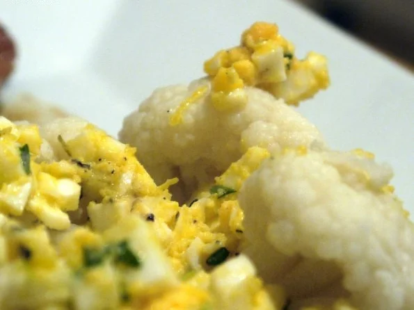 Blumenkohl mit Eier-Salsa - Rezept