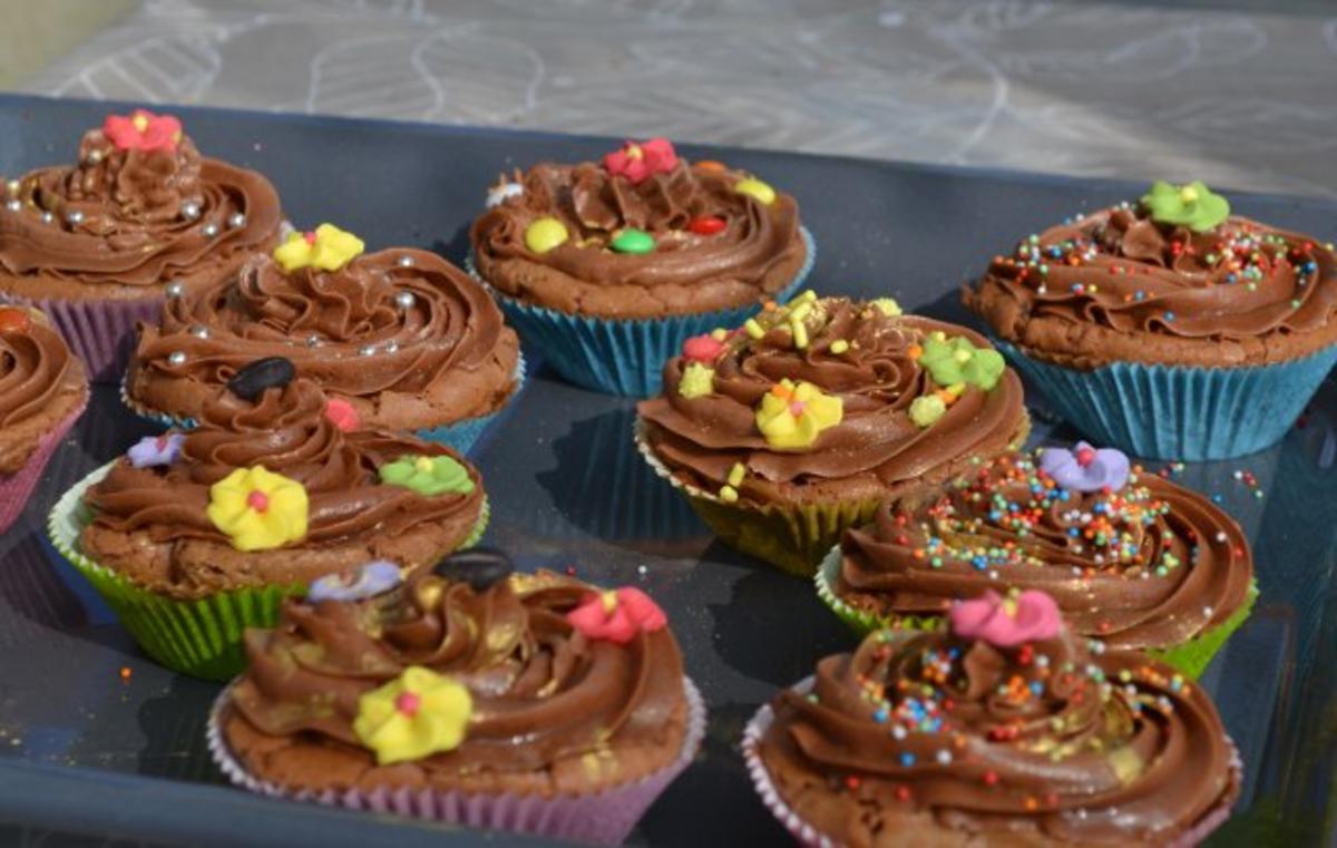 Schokoladen Cupcakes mit Schoko-Topping - Rezept - Bild Nr. 2