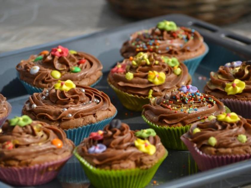 Schokoladen Cupcakes mit Schoko-Topping - Rezept - kochbar.de