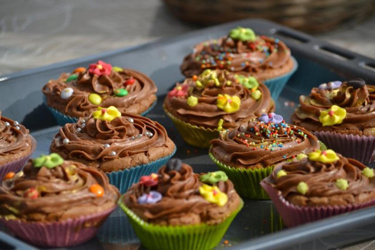 Bilder für Schokoladen Cupcakes mit Schoko-Topping - Rezept