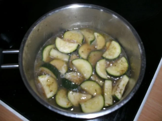 Rezept: Beilage: Zucchini-Gemüse mit Entenschmalz Bild Nr. 3 Beilage: Zucchini-Gemüse mit Entenschmalz - Rezept - Bild Nr. 3