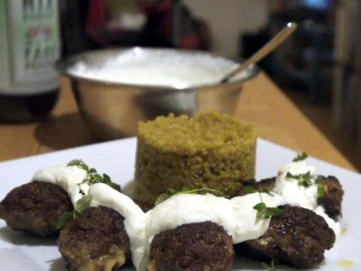 Rezept: Curry-Quinoa mit Curry-Hackröllchen und Knoblauch-Zitronen-Dip Curry-Quinoa mit Curry-Hackröllchen und Knoblauch-Zitronen-Dip - Rezept