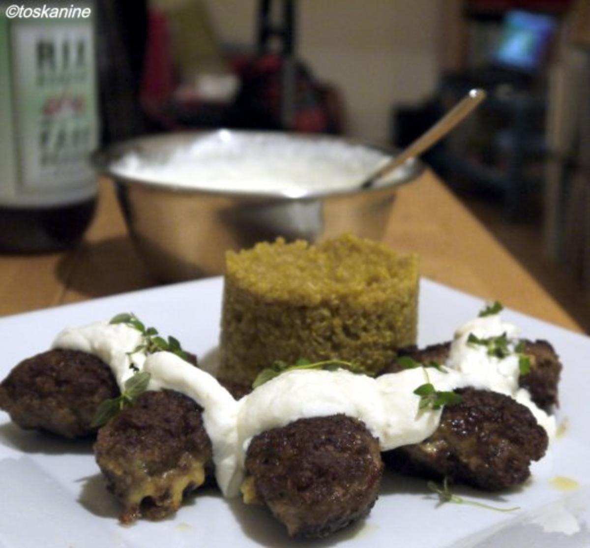 Bilder für Curry-Quinoa mit Curry-Hackröllchen und Knoblauch-Zitronen-Dip - Rezept