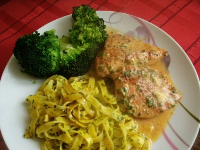 Hähnchenfilet in Senf- Sahne-Soße mit Broccoli und dicken Butternudeln - Rezept