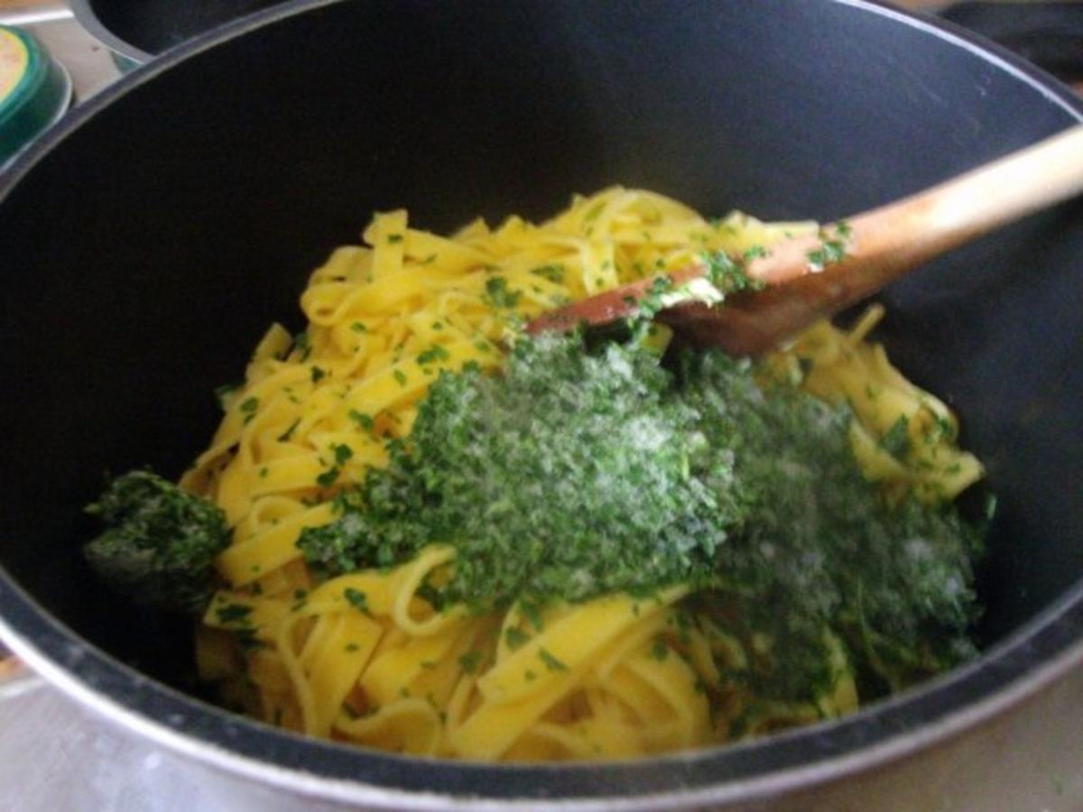 Hähnchenfilet in Senf- Sahne-Soße mit Broccoli und dicken Butternudeln ...