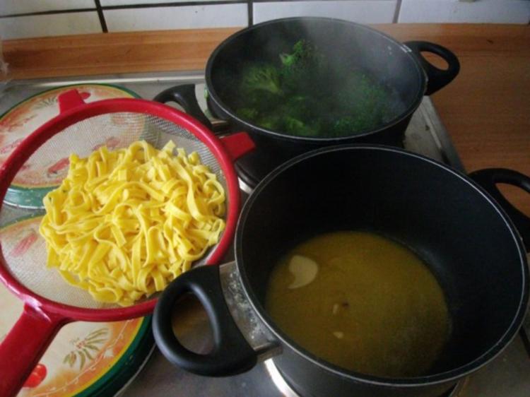 Hähnchenfilet in Senf- Sahne-Soße mit Broccoli und dicken Butternudeln ...