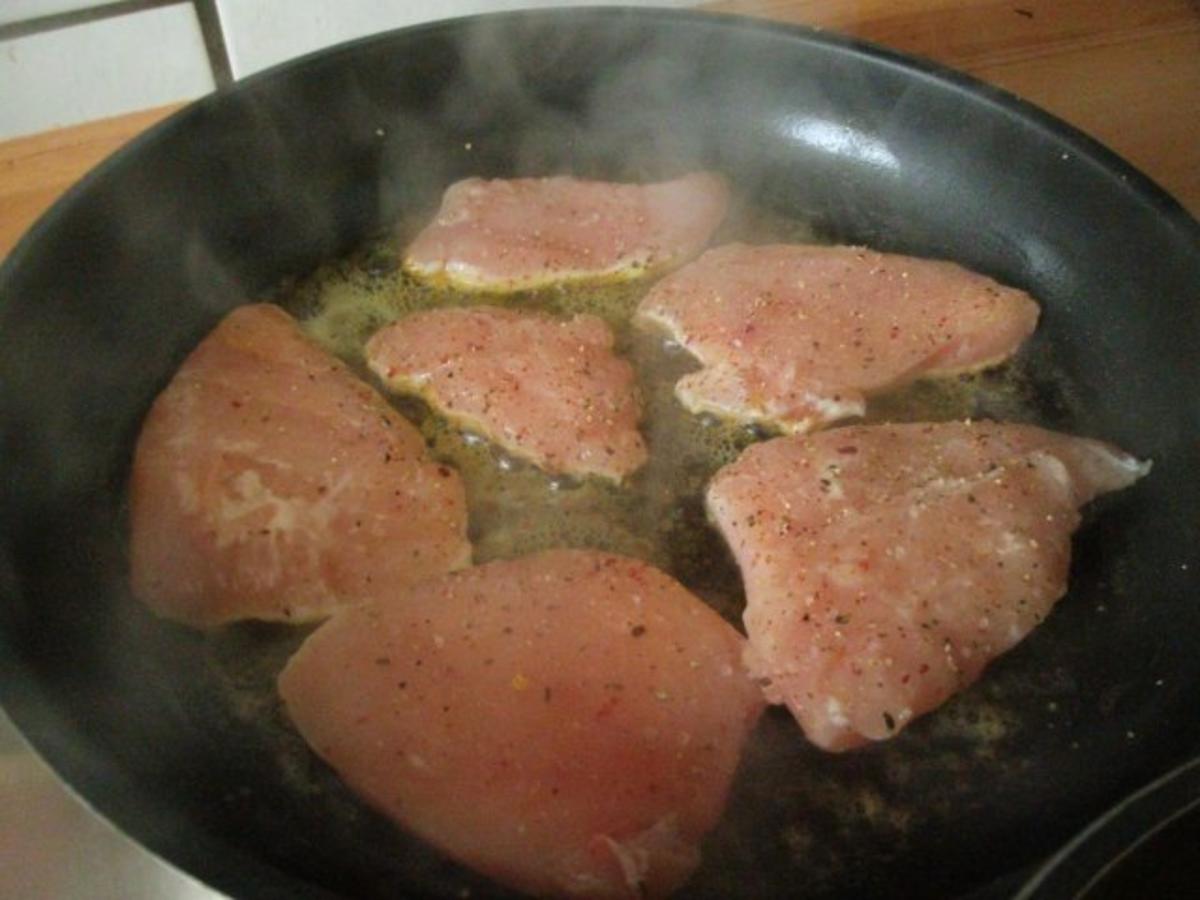 Hähnchenfilet in Senf- Sahne-Soße mit Broccoli und dicken Butternudeln ...