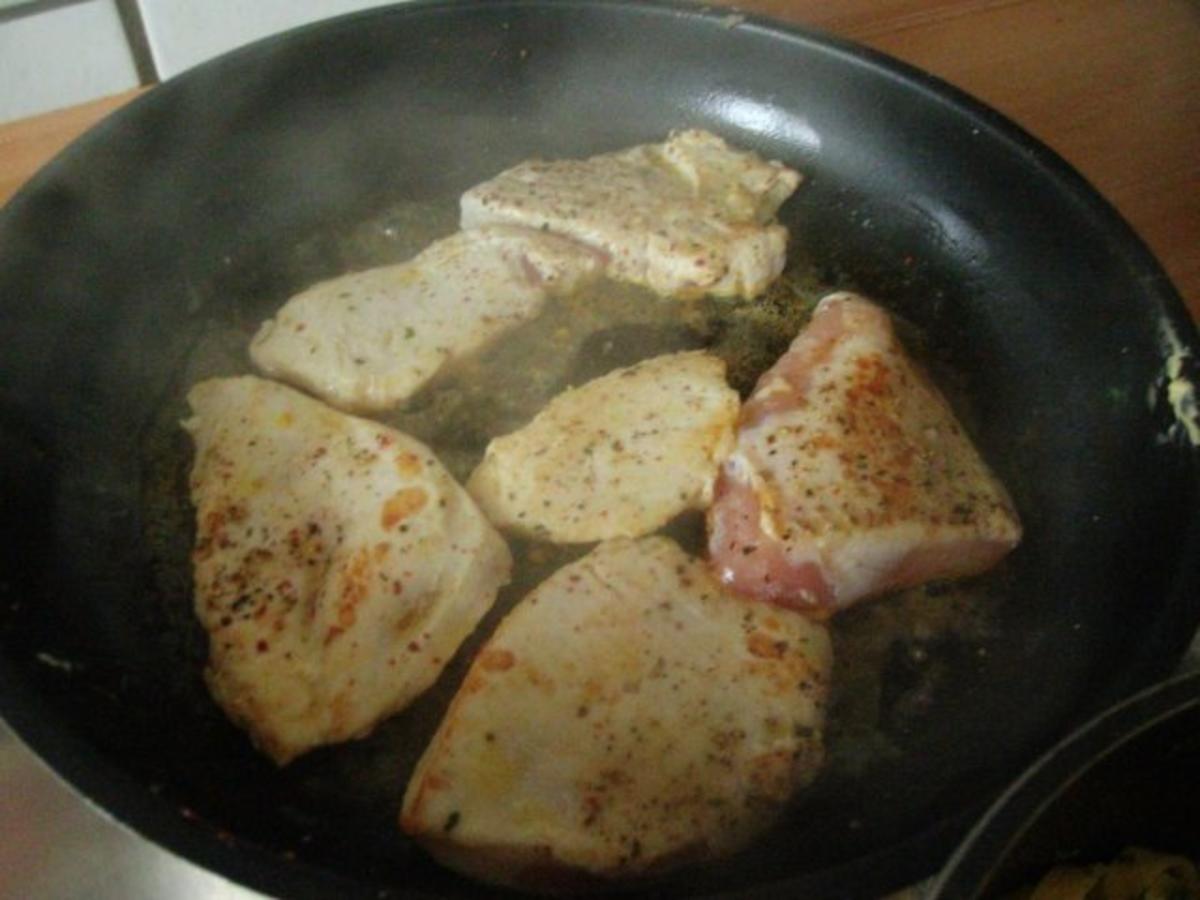 Hähnchenfilet in Senf- Sahne-Soße mit Broccoli und dicken Butternudeln ...