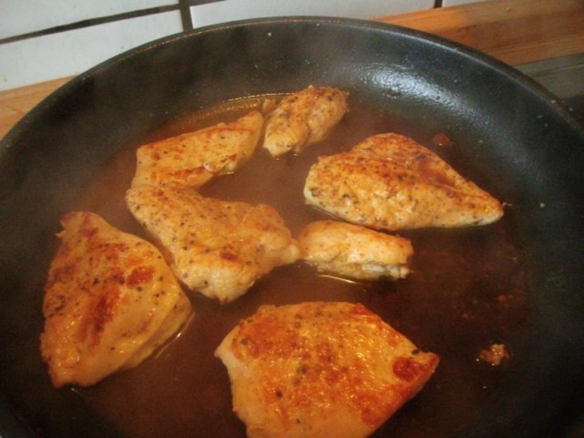 Hähnchenfilet in Senf- Sahne-Soße mit Broccoli und dicken Butternudeln ...