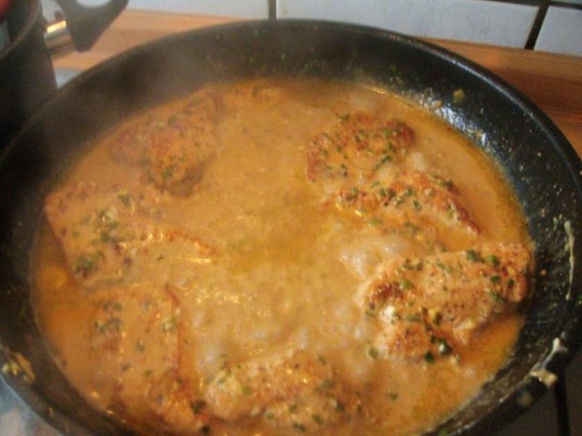 Hähnchenfilet in Senf- Sahne-Soße mit Broccoli und dicken Butternudeln ...