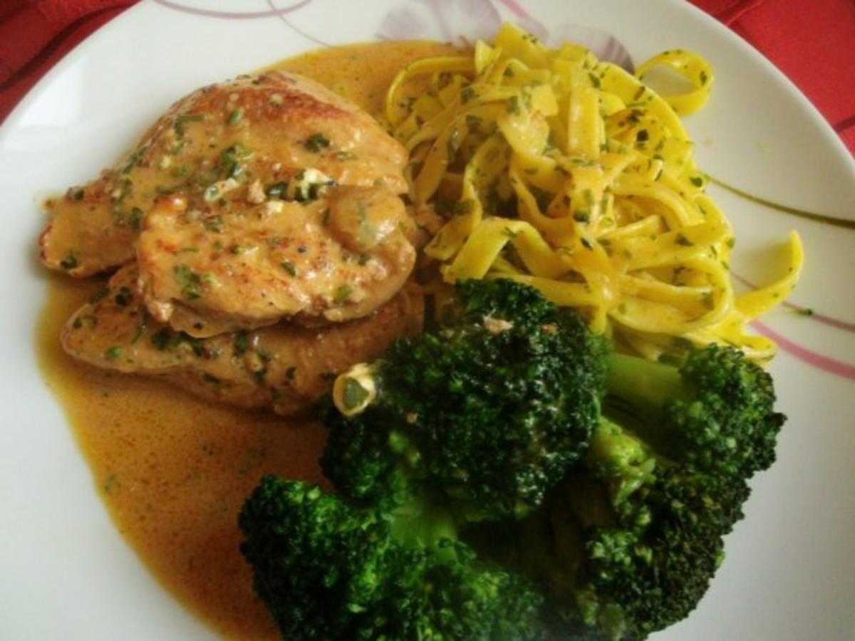 Hähnchenfilet in Senf- Sahne-Soße mit Broccoli und dicken Butternudeln ...