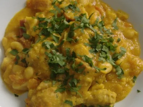 Bohnen mit fritierten Hähnchenkeulen und Safran - Rezept