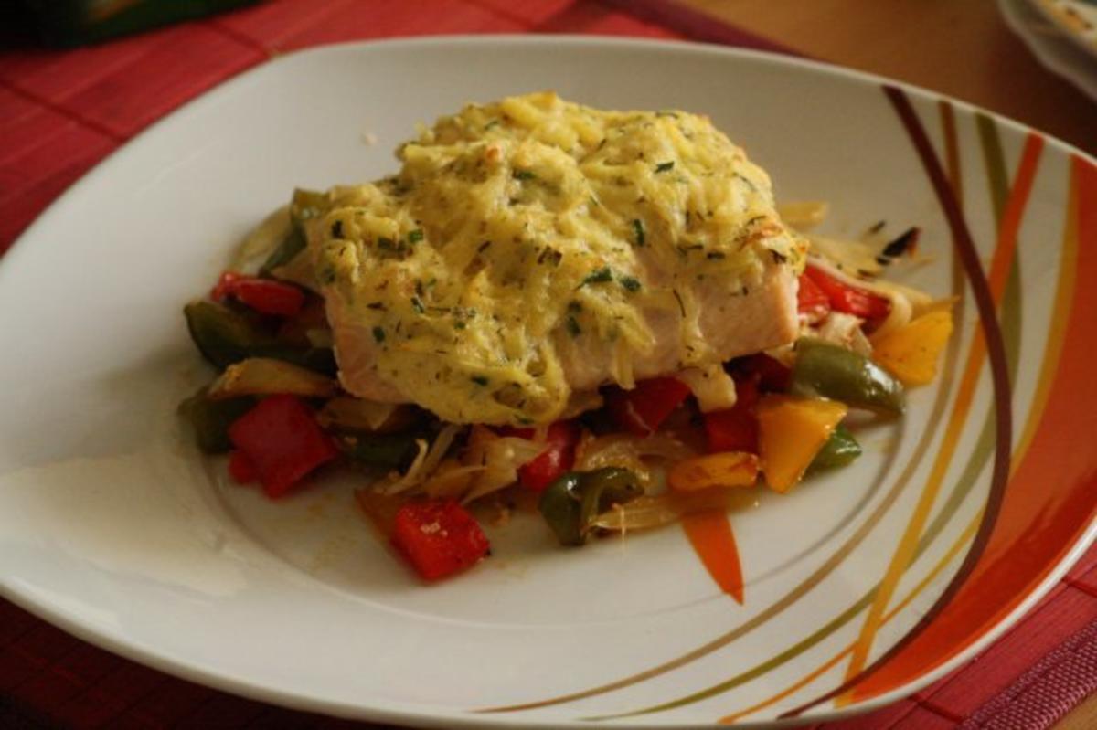 Lachsfilet mit Kartoffel-Kräuter-Haube und Paprika-Fenchel-Gemüse ...