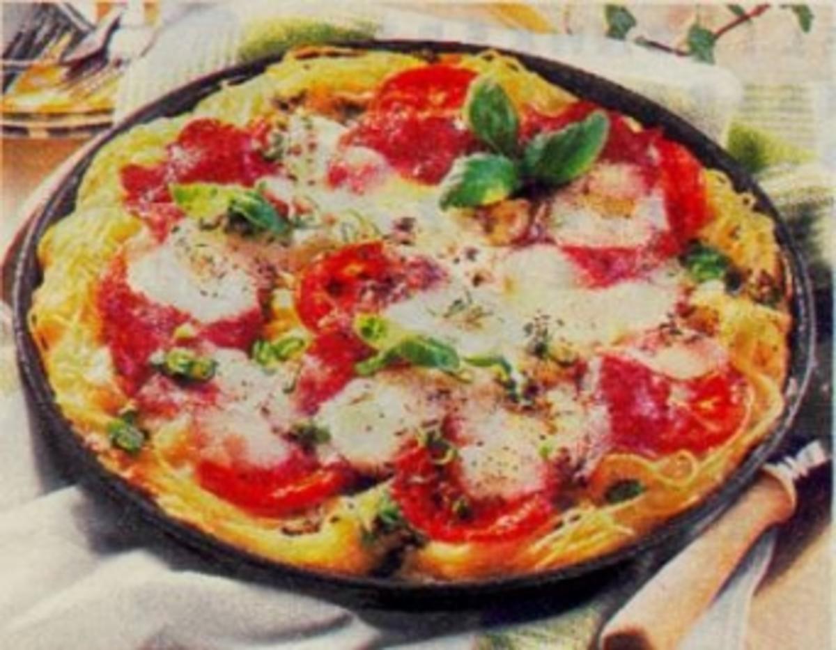 Spaghetti-Pizza mit Tomaten - Rezept