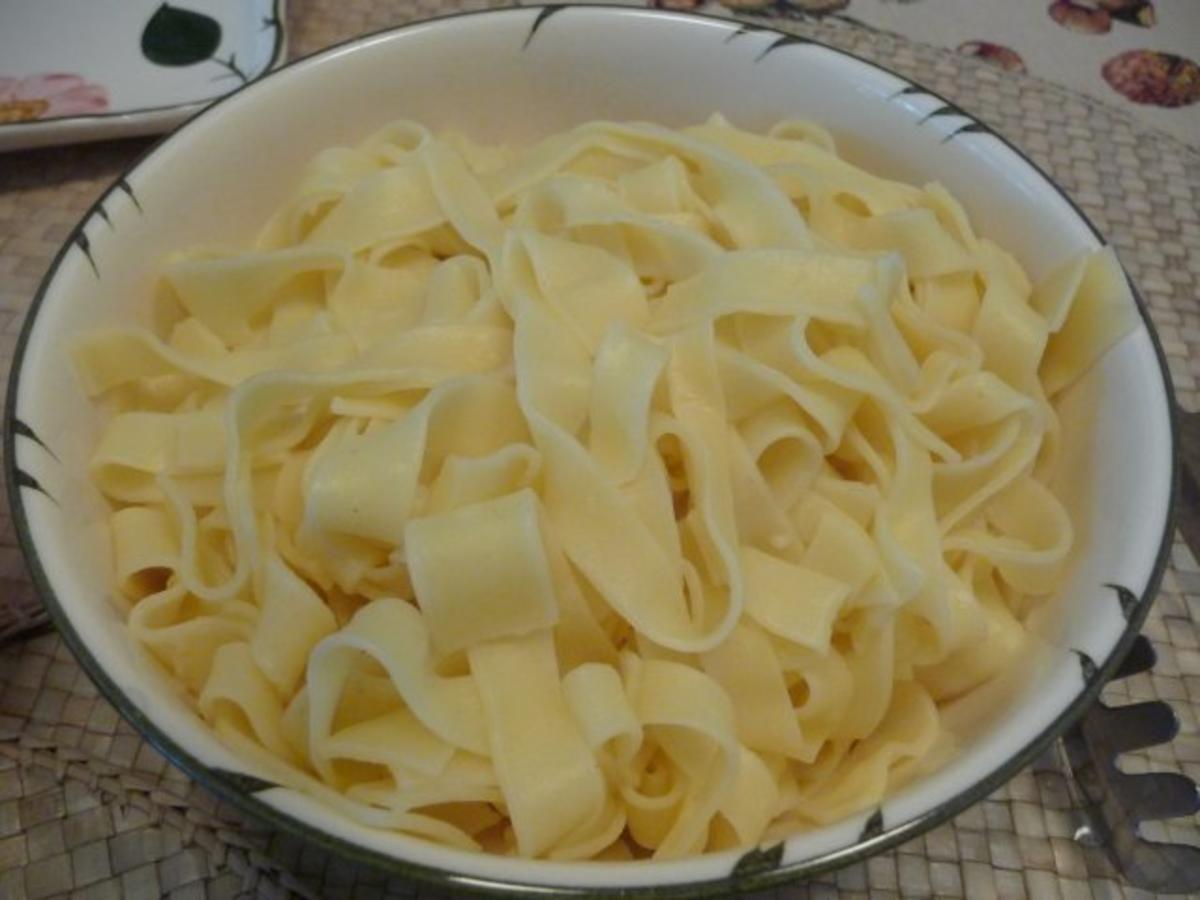 Beilage: selbstgemachte Bandnudeln - Rezept - kochbar.de