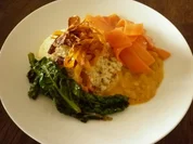 Kürbis-Cous-Cous mit Kürbissoße, Möhrenstreifen und Mangold - Rezept