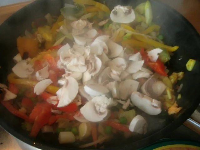 Nudelpfanne mit Gemüse und Garnelen - Rezept - Bild Nr. 8