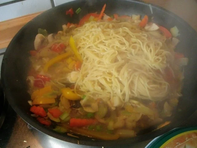 Nudelpfanne mit Gemüse und Garnelen - Rezept - Bild Nr. 10