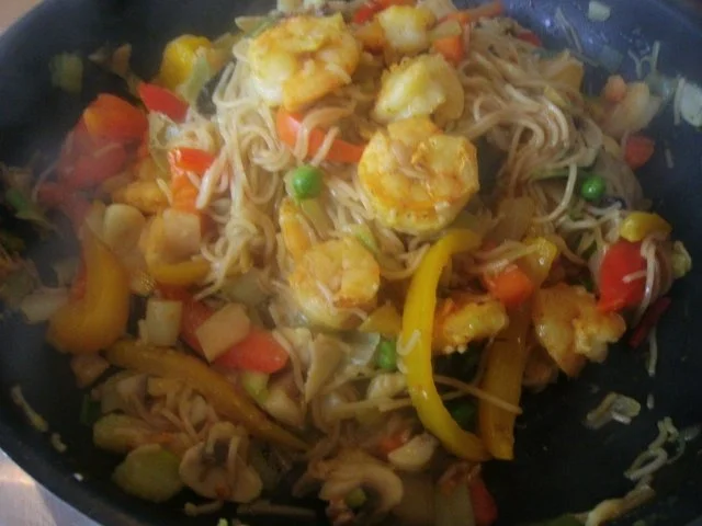 Nudelpfanne mit Gemüse und Garnelen - Rezept - Bild Nr. 2
