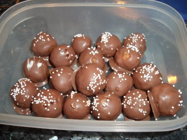 Rezept: Eierlikör-Pralinen mit Löffelbiskuit Eierlikör-Pralinen mit Löffelbiskuit - Rezept